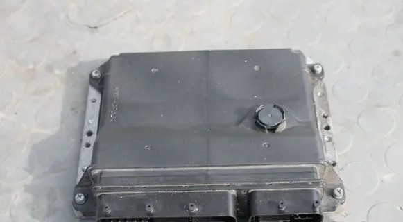 Toyota Avensis T270 Engine control unit/module 8966105F20