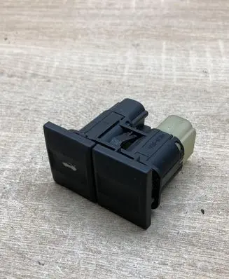 Ford Mondeo Mk III Tailgate/trunk/boot open switch 1S7T19B514AA