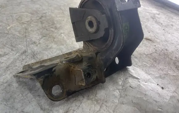 Toyota Corolla Verso AR10 Engine mount bracket