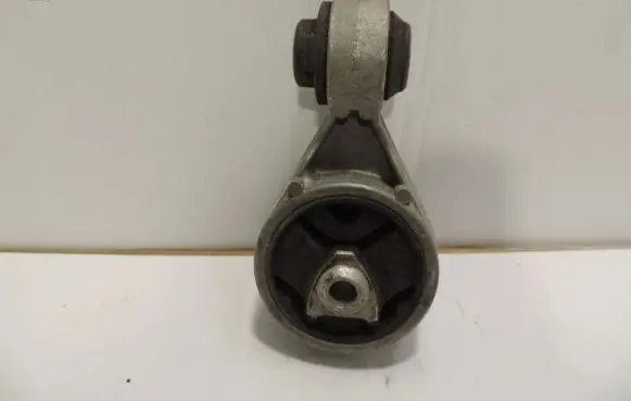 Engine mount vacuum valve