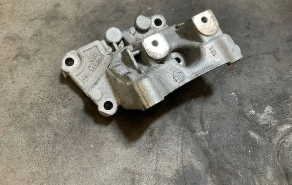 Land Rover Discovery Sport Engine mounting bracket 9656597780