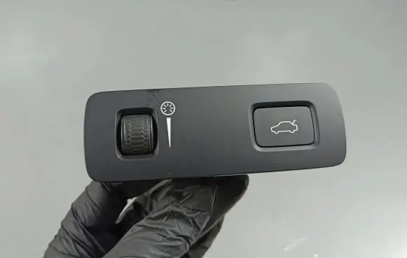 Polestar 2 Tailgate opening switch P31443873