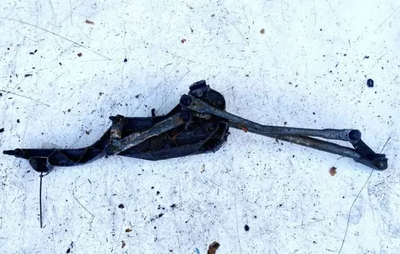 Mercedes-Benz CLS C219 Front wiper linkage and motor