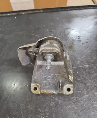 Engine mounting bracket