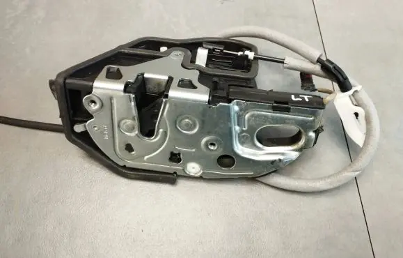 BMW X6 E71 Rear door lock 7167587