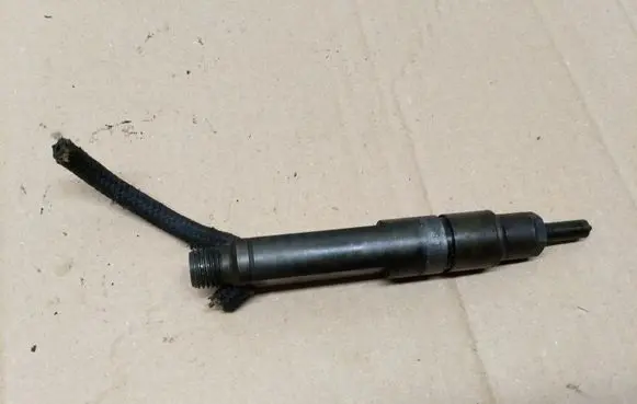 Volkswagen Golf III Fuel injector 028130201G