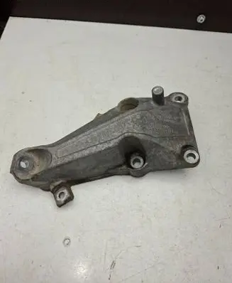 Engine mounting bracket