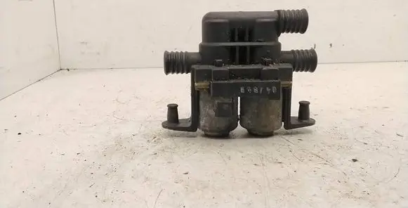 BMW 5 E39 Coolant heater control valve 8374995 1147412137