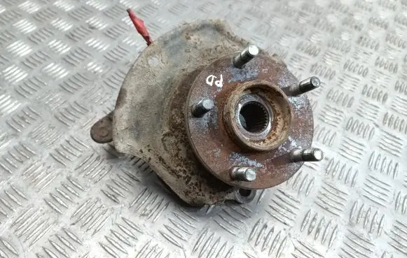 Nissan X-Trail T30 Front wheel hub spindle knuckle