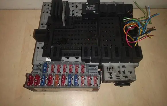 Volvo V70 Fuse box set 8651547 D325