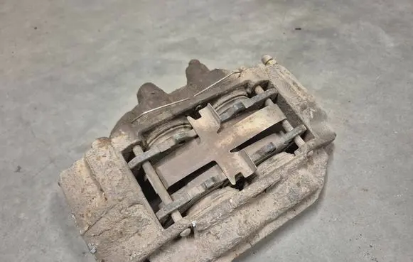 Toyota Hilux (AN10, AN20, AN30) Front brake caliper 477300K180