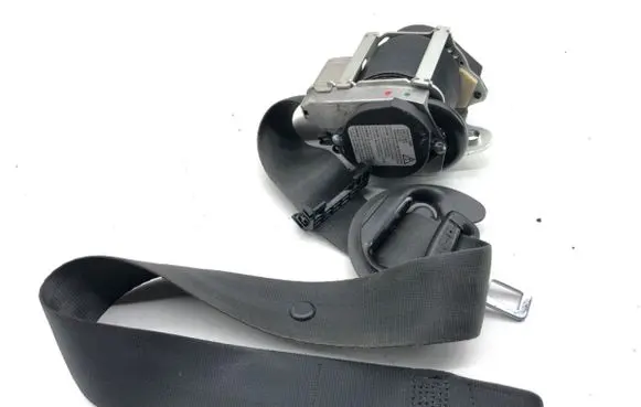Volkswagen Golf VI Front seatbelt 