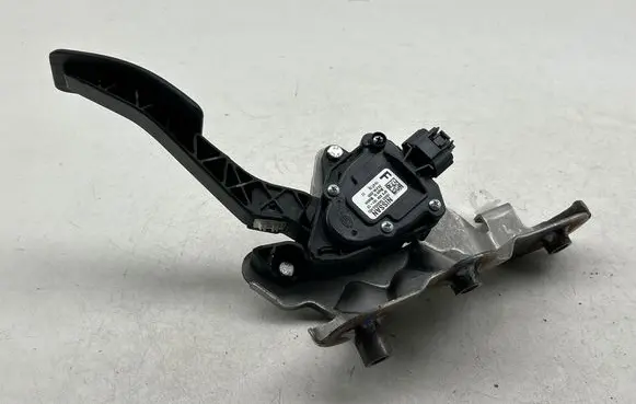 Accelerator throttle pedal