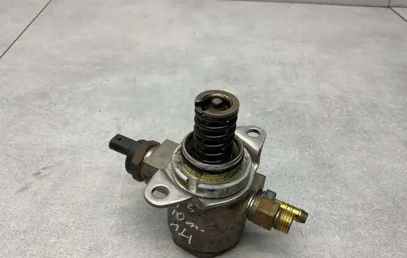 Audi A3 S3 8P Fuel injection high pressure pump 03C127026D