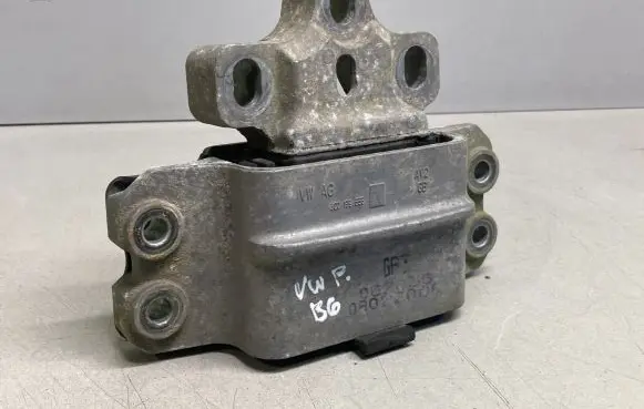Volkswagen PASSAT B6 Engine mount bracket 3C0199555