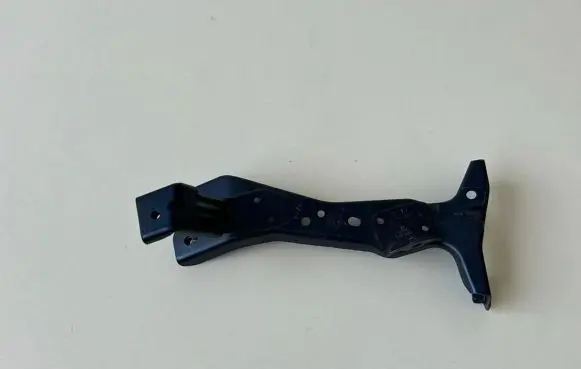 Audi A3 S3 8V Fender mounting bracket 8V0821135