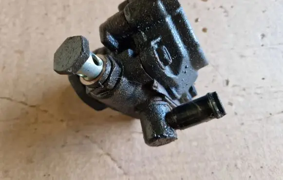 Volkswagen Golf III Power steering pump 1H0422155C