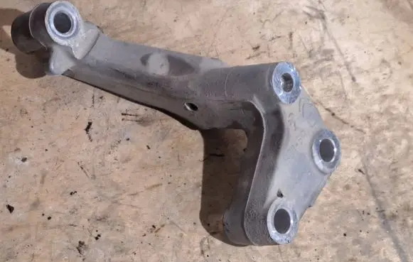 Peugeot 5008 II Engine mounting bracket S045A