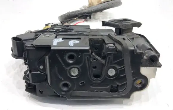Volkswagen Golf VII Front door lock 5K1837016E