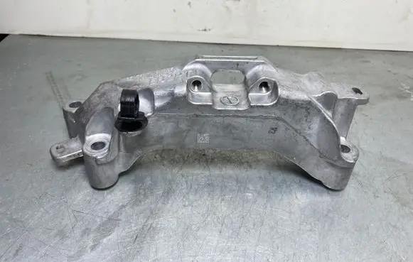 Opel Grandland X Engine mounting bracket 9674960380