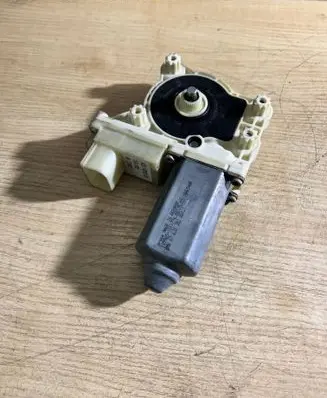 BMW 7 E65 E66 Front door window regulator motor 67628382001 105965101 18065440