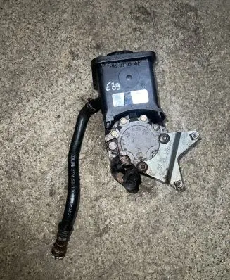 BMW 5 E39 Power steering pump 2247599