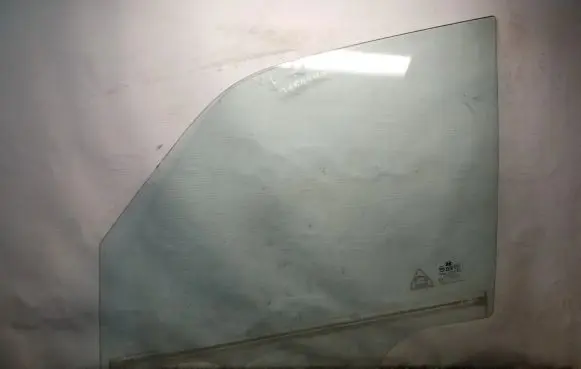 Hyundai Terracan Front door window glass four-door