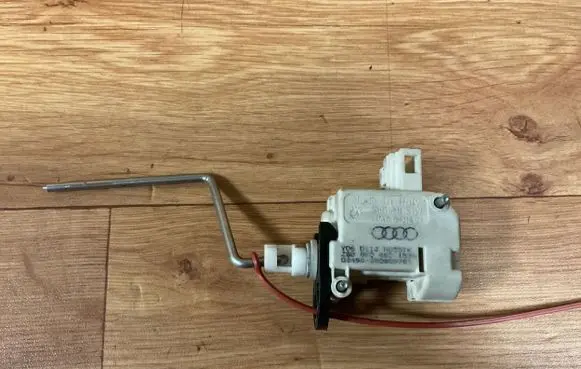 Audi A4 S4 B7 8E 8H Fuel tank cap lock motor 8E0862153A 380500781