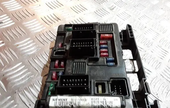 Peugeot 206 Fuse module S110470002D BSMB2