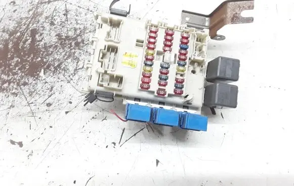 Nissan Primera Fuse module 24350AV700