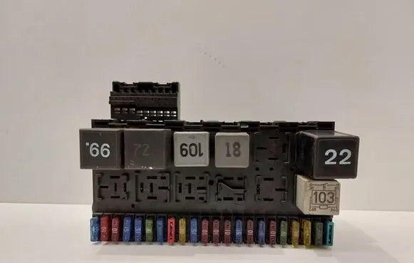 Volkswagen Golf III Fuse box set 357937039 3A0972559