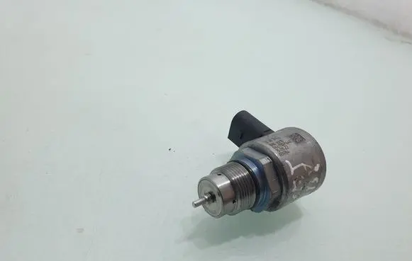 Volkswagen PASSAT B8 Fuel pressure regulator 04L130764E