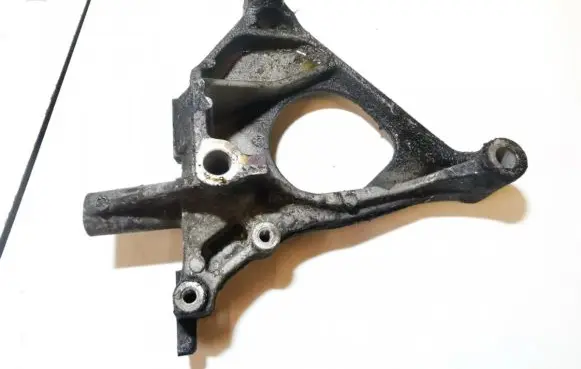 Nissan Almera Tino Engine mounting bracket