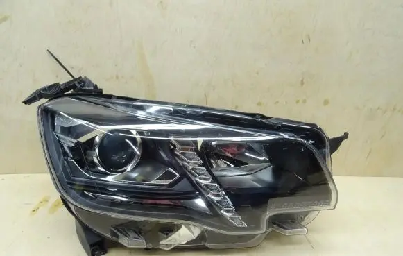 Peugeot Partner Headlight/headlamp 9816827180