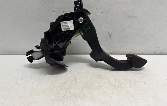 Opel Vivaro Clutch pedal 9833564080