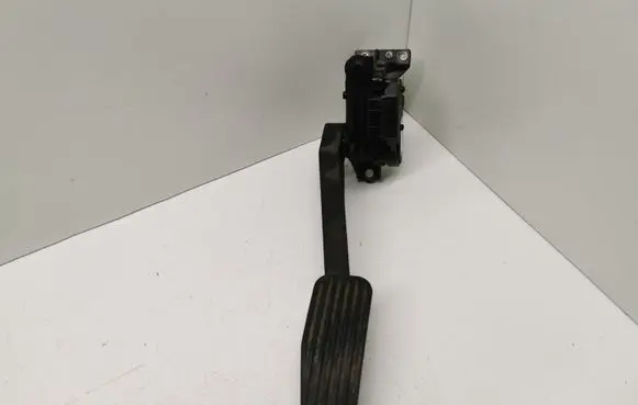 Volvo V70 Accelerator throttle pedal 30636004