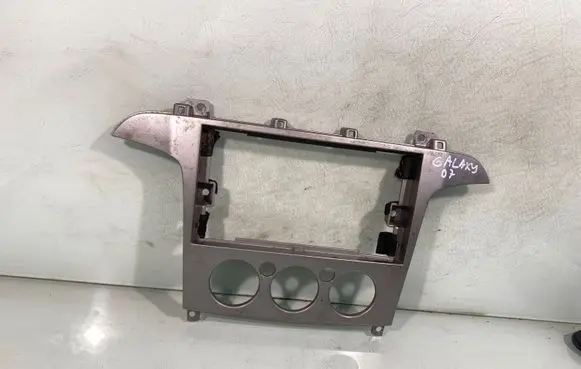 Radio/GPS head unit trim