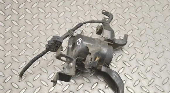 Toyota Prius (XW30) Engine mount bracket