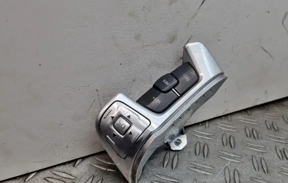 Steering wheel buttons/switches