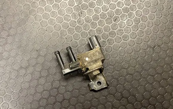 Suzuki Swift I Turbo solenoid valve K5T48290 6206 52G00