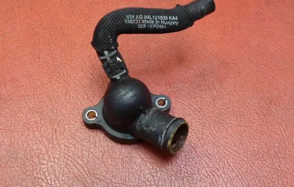 Volkswagen Golf VII Engine coolant pipe/hose 04L121131AB