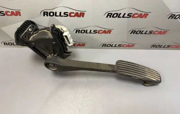 Accelerator throttle pedal