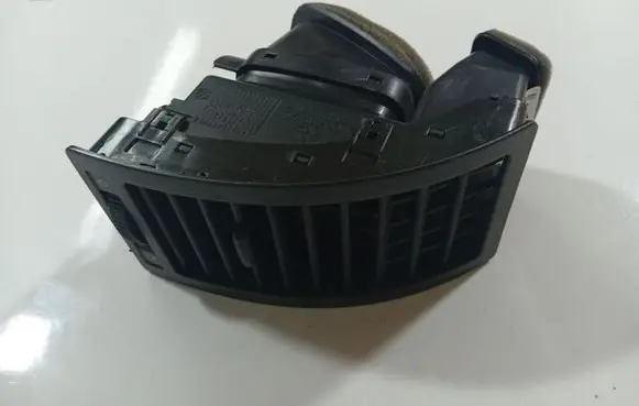 Volkswagen Polo IV 9N3 Dash center air vent grill 6Q08197039B9