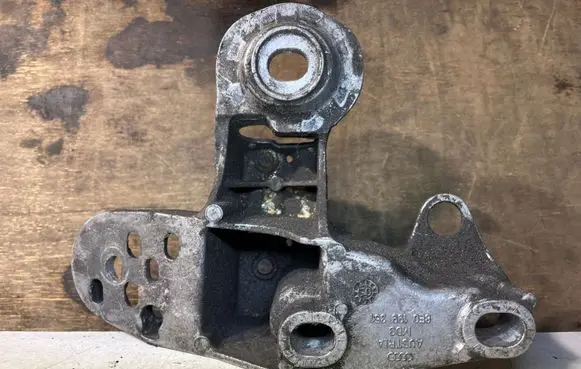 Audi A4 S4 B7 8E 8H Engine mounting bracket 8E0199351
