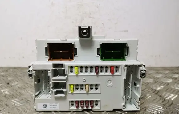 Jeep Cherokee Fuse module 68273255AE