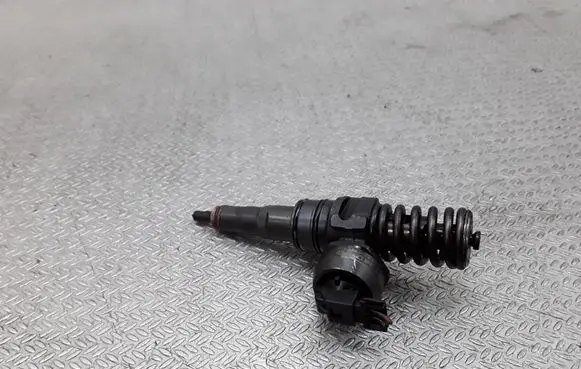 Volkswagen Golf IV Fuel injector 038130073AQ