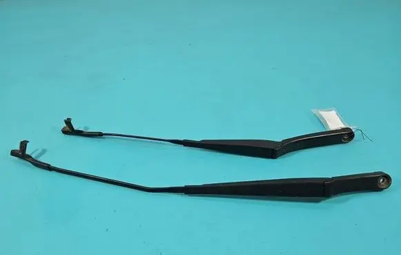 Front wiper blade arm