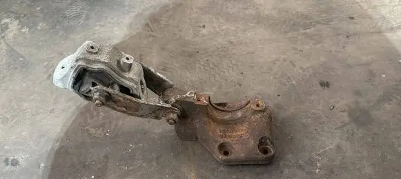 Volvo V70 Engine mount bracket 30787842