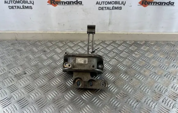 Volkswagen PASSAT B8 Engine mount bracket 3Q0199262