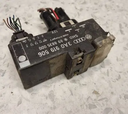Volkswagen PASSAT B4 Coolant fan relay 3A0919506 898835000